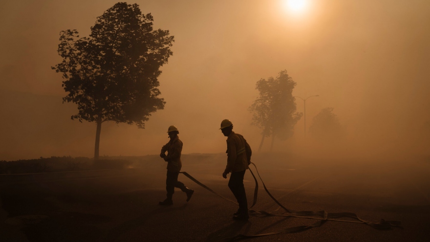 Cháy rừng dữ dội ở California (Mỹ) khiến 100.000 dân phải sơ tán khẩn cấp